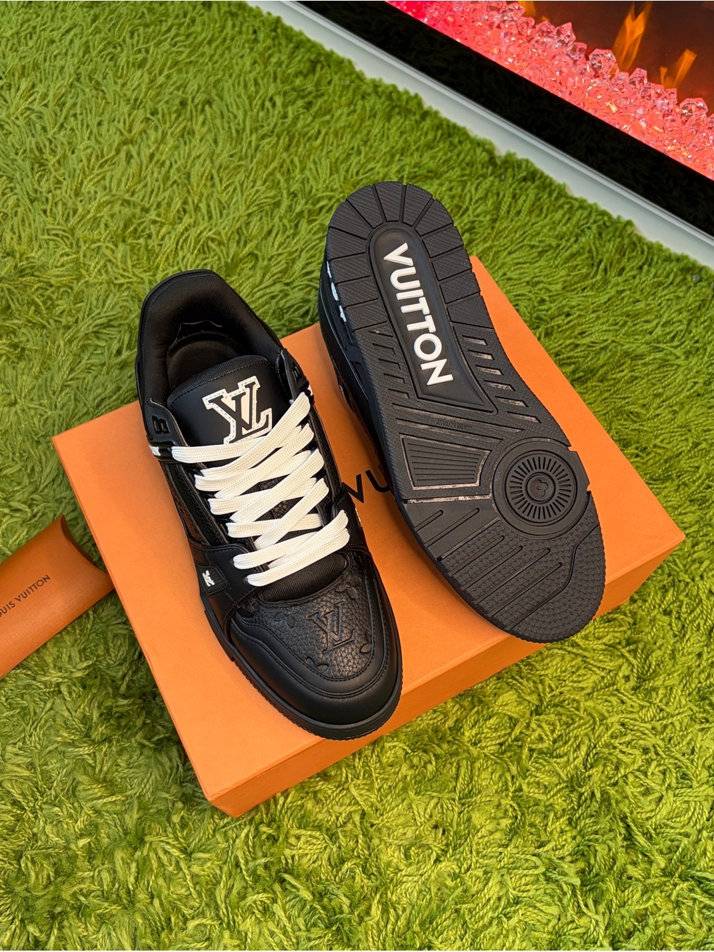 Men’s Size 9 US Black & White Trainer Sneakers with Spare Laces Box & Shoe Bags